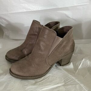 O’NEILL 7 ANKLE SLIP ON BOOTS FAUX SUEDE TAUPE COLOR WELL LOVED